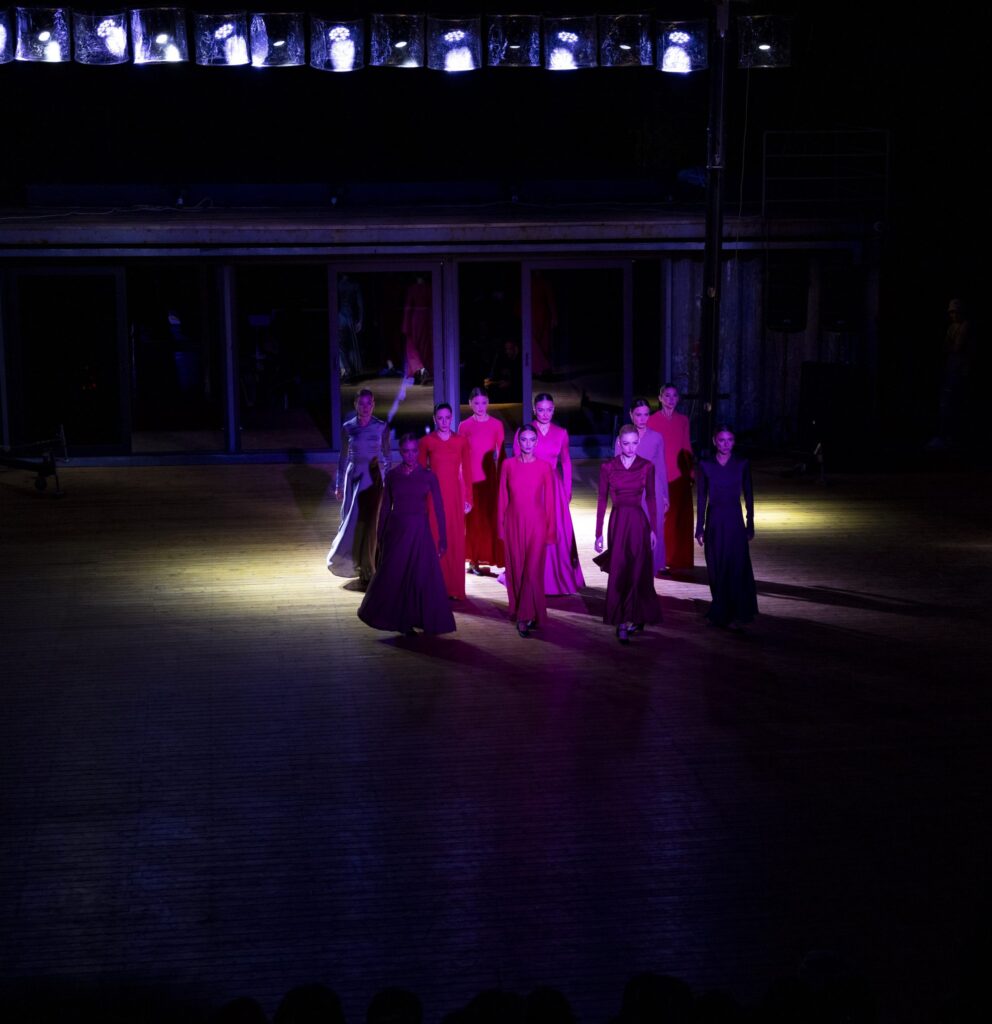 თაკარა - ღია სცენა, რომელიც სუხიშვილებმა ექსპერიმენტული ქორეოგრაფიის სივრცედ აქცია