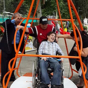 თბილისის ზოოპარკში ეტლით მოსარგებლე ბავშვებისთვის პირველი ადაპტირებული საქანელა განთავსდა