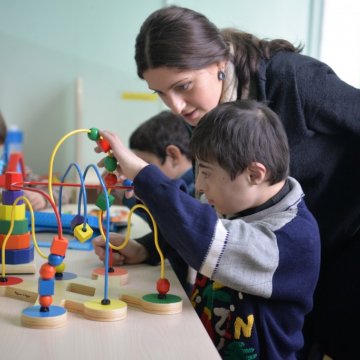 აუტისტური სპექტრის მქონე ბავშვებისთვის სპეციალური სასწავლო კლასის მოდელი შეიქმნა