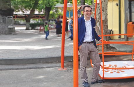 ადაპტირებული საქანელა ეტლით მოსარგებლე ბავშვებისათვის