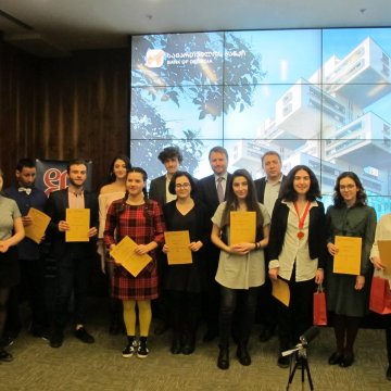 საქართველოს ბანკის მხარდაჭერით და „ინგლისურ ენაზე მოლაპარაკეთა კავშირის“ ორგანიზებით საჯარო მეტყველების კონკურსი გაიმართა